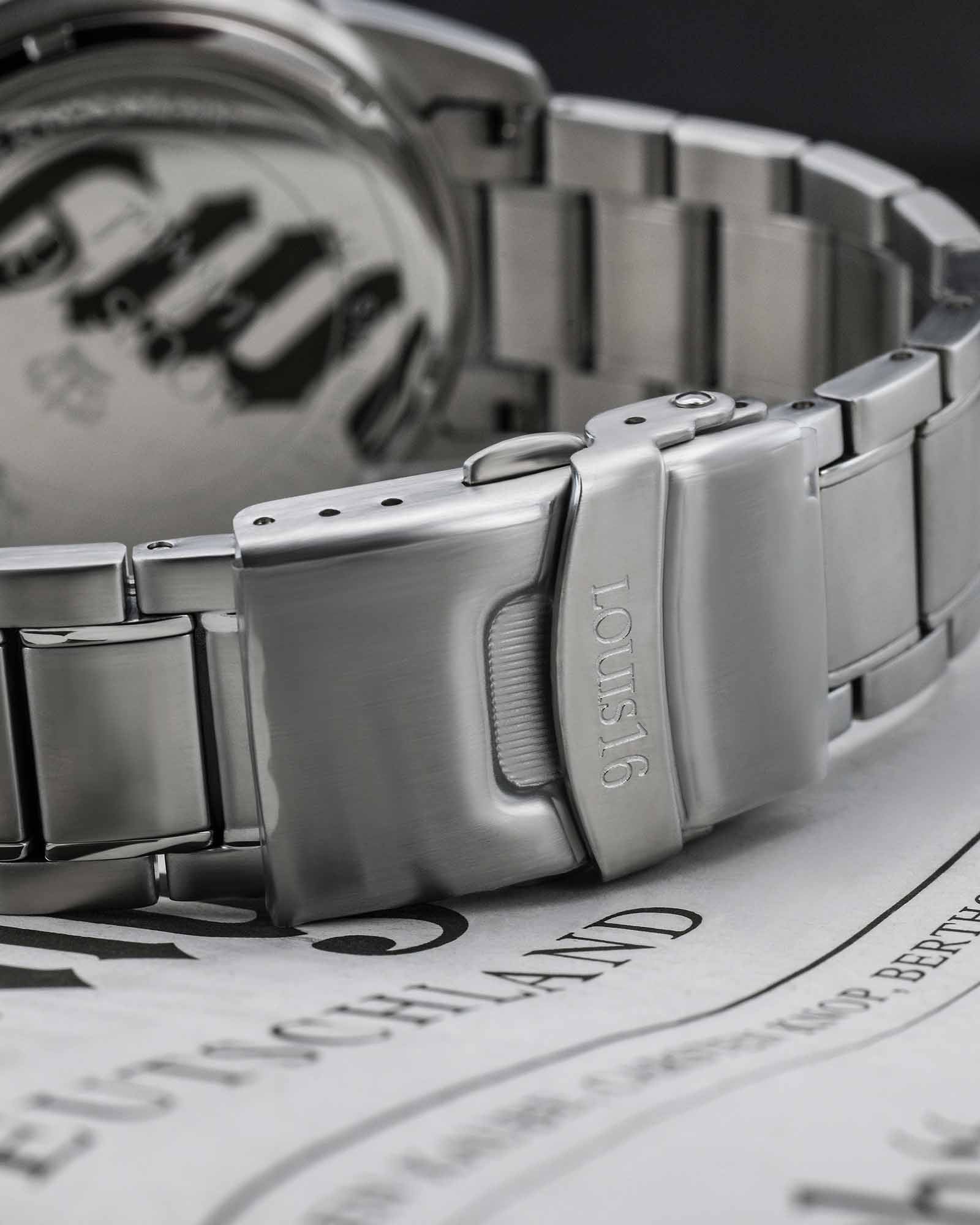 Mirage 3320 Chronograph Silver